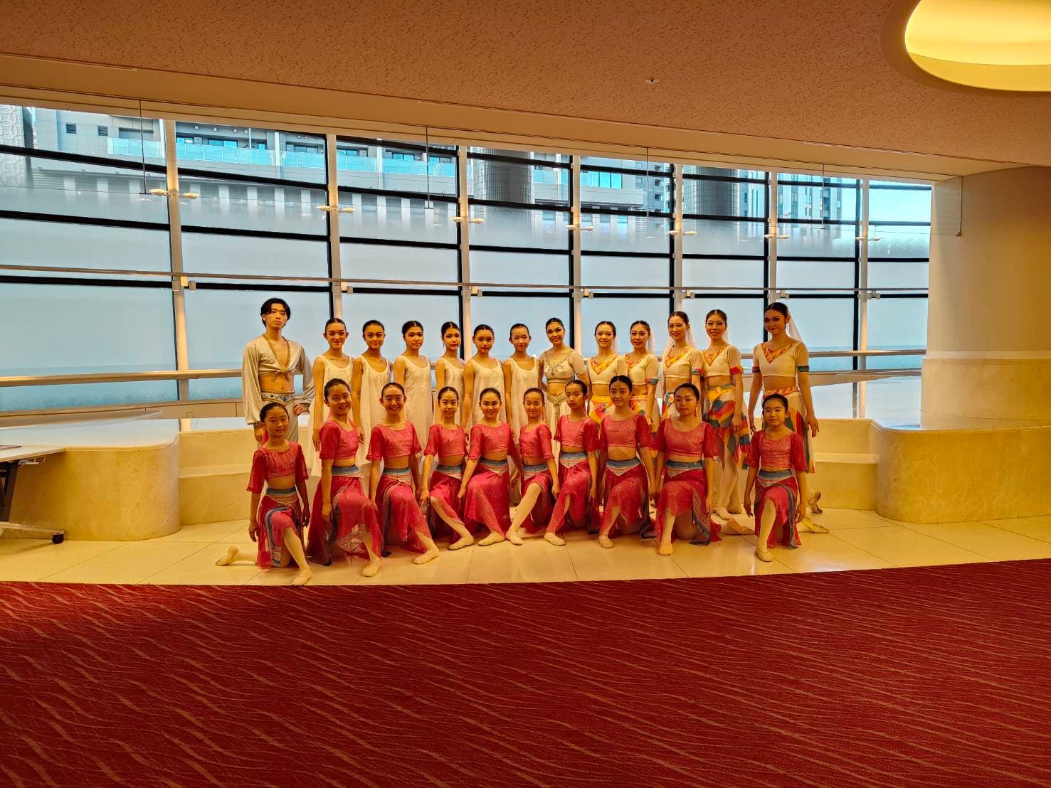 文京オペラ出演時、衣装を着てホールに集まった生徒たち